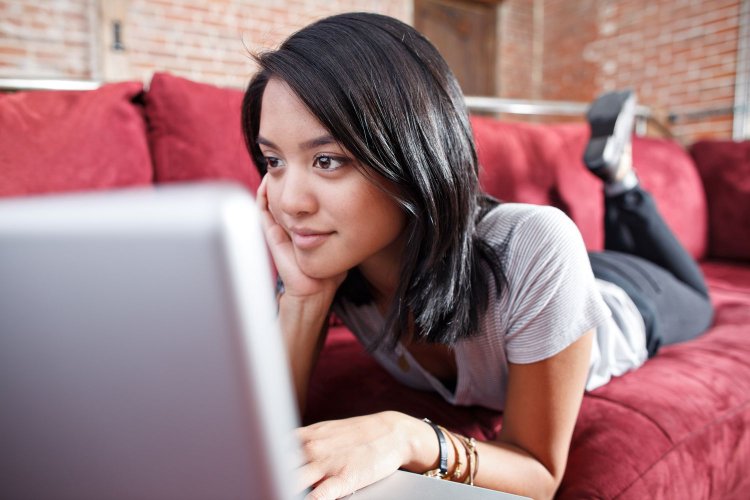 Should You Allow Your Teen to Date Online?