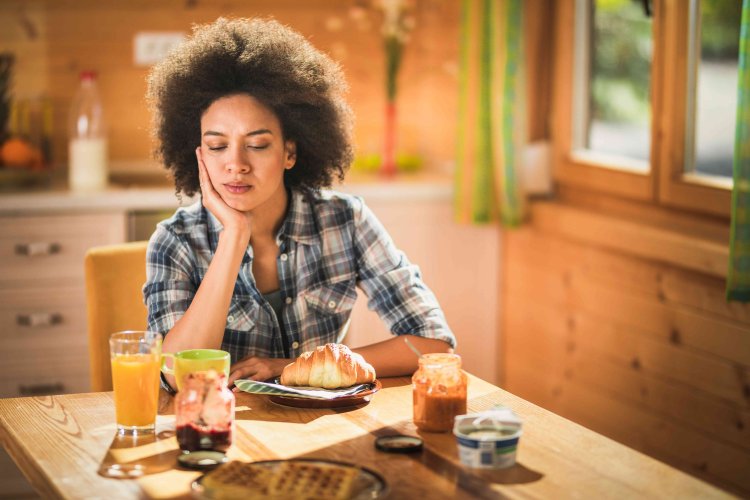 10 Ways to Stop Your Stress Eating, According to Emotional Eating Experts